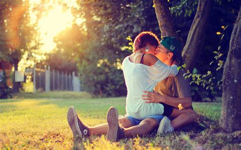 Una pareja joven haciendo el amor apasionadamente en su。